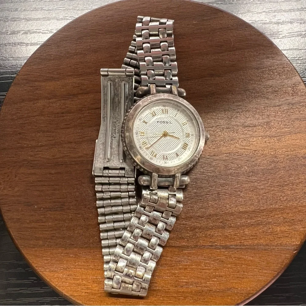 Vintage Fossil Watch Silver Toned White Face Roman Numeral Gold Colored Details‎